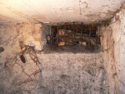 Wnętrze piwnicy, w której mogli być przetrzymywani więźniowie