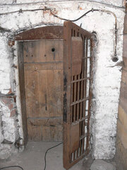Wejście do celi, oprócz drewnianych drzwi zostały wmontowany również metalowe kraty